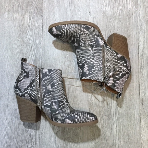 NWOT Universal Thread Gray Python Snakeskin Boots - Picture 8 of 10
